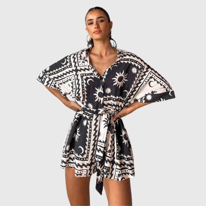 Strampler mit Boho-Grafik und Schnürgürtel
