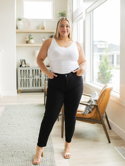 Jean en jean Judy gainant le ventre pour rehausser les fesses