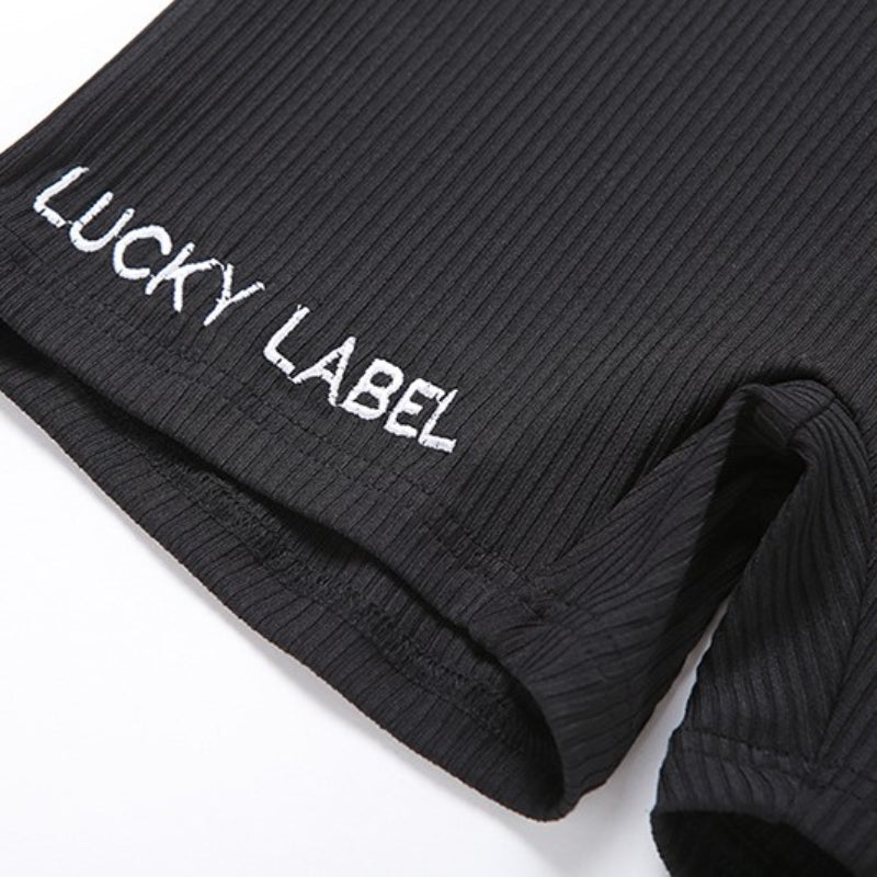 Langärmliger, schmal geschnittener, kurzer Strampler