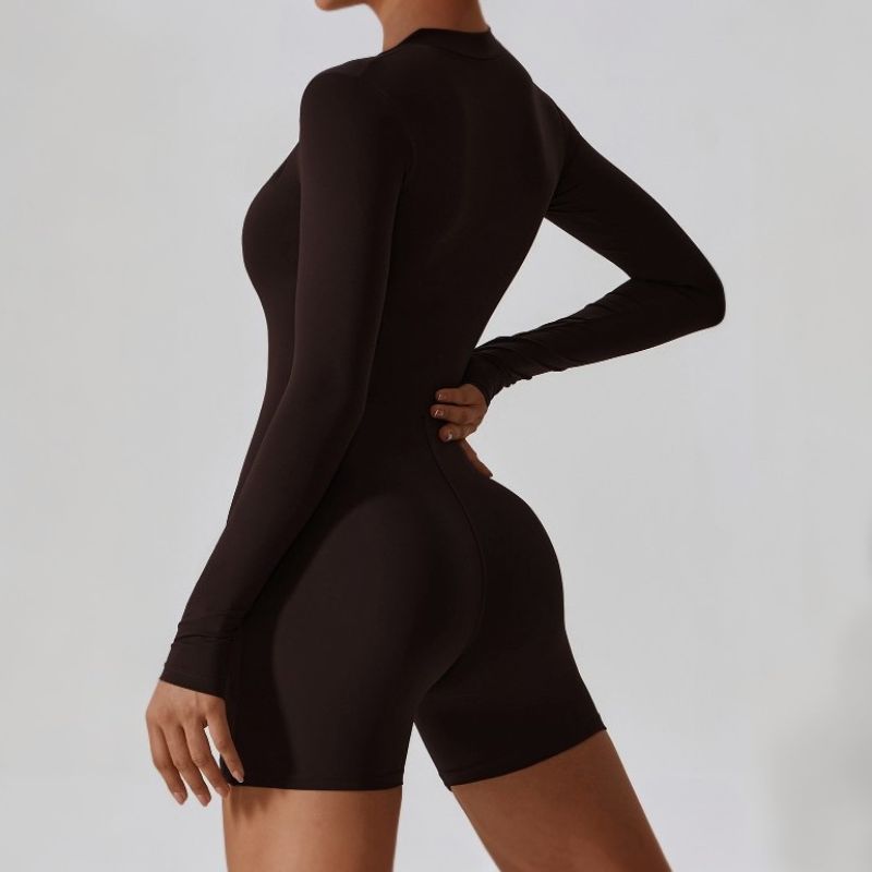 Strampler mit offenem Kragen und langen Ärmeln und Reißverschluss