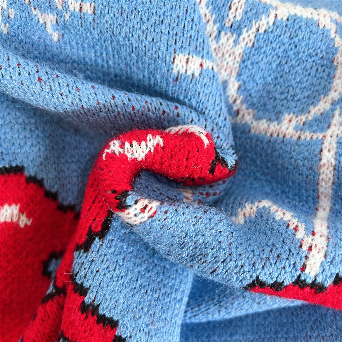 Gestrickter dicker Pullover mit Weihnachtsmann-Muster