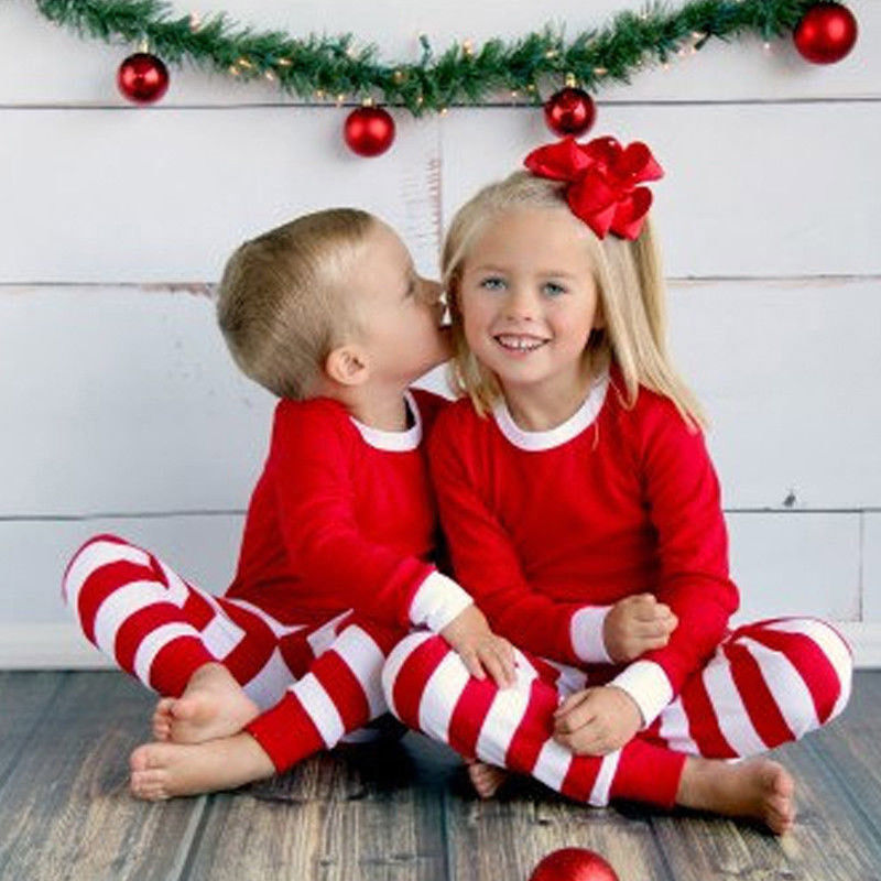 Ensemble de pyjama assorti pour la famille de Noël à bandes imprimées