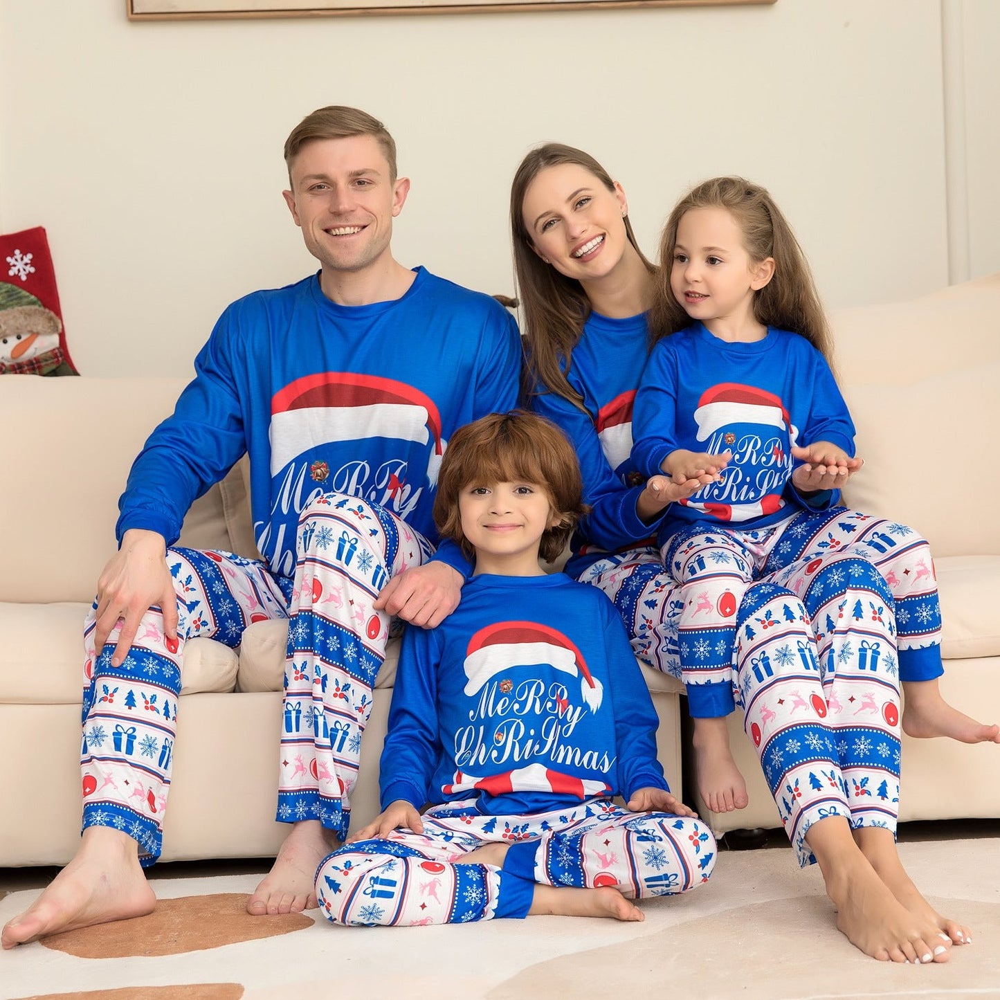 Passender Familien-Pyjama-Satz mit Weihnachtsmütze und Aufdruck