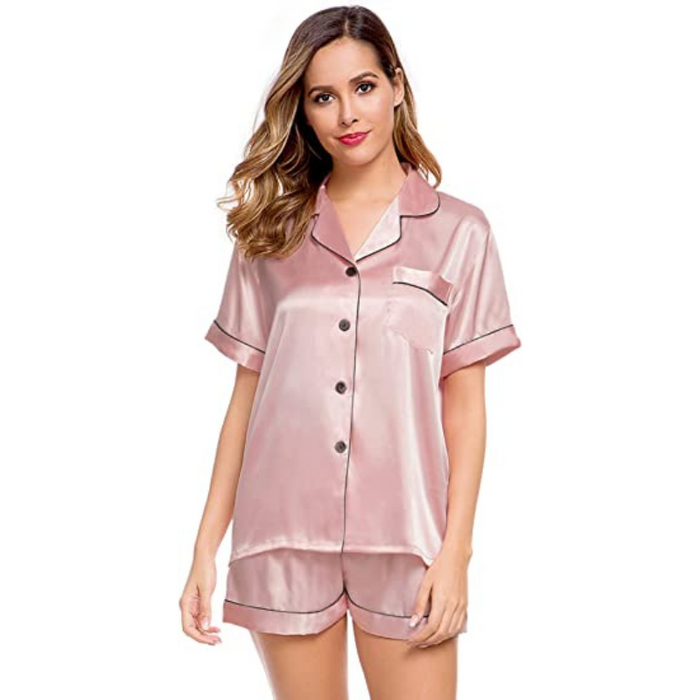 Seidenes Pyjama-Ensemble mit kurzen Ärmeln für Damen.