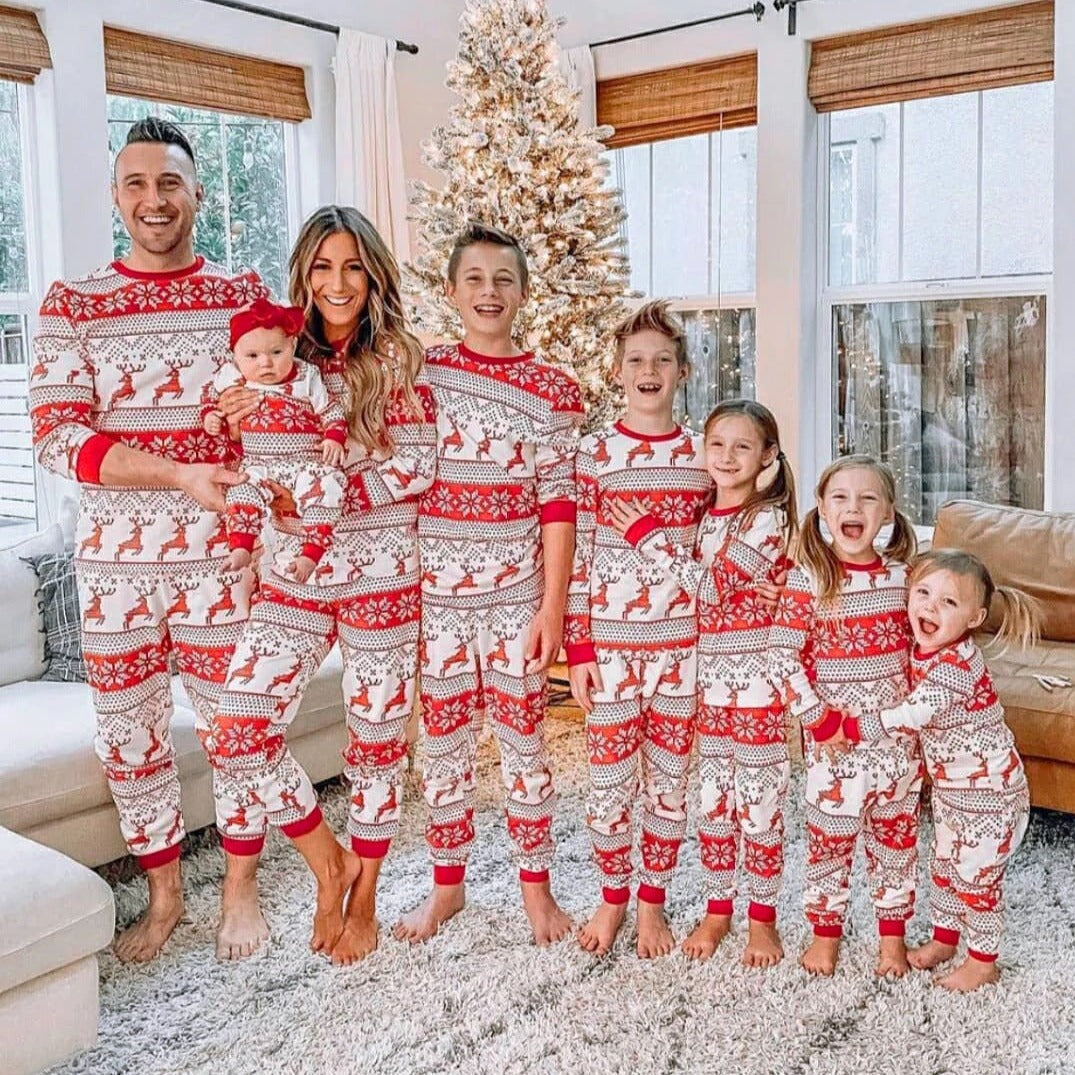 Ensemble de pyjamas assortis pour la famille à motif de Noël