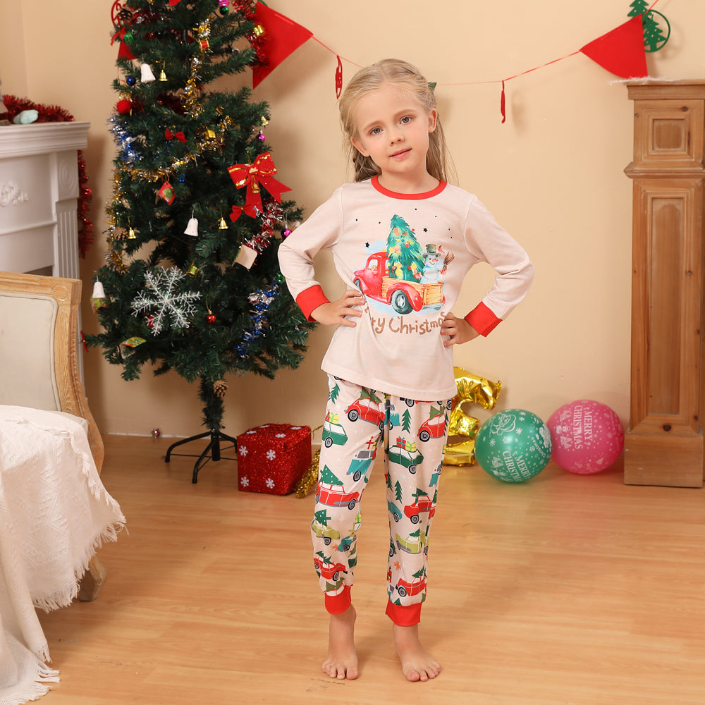 Passendes Familien-Pyjama-Set mit Aufdruck „Merry Christmas Cars“.