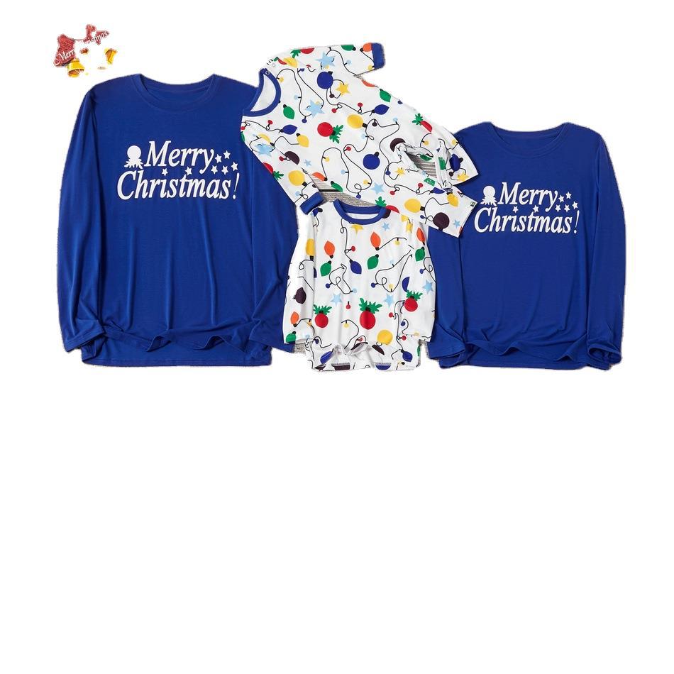 Passendes Familien-Pyjama-Set mit Aufdruck „Merry Christmas“.