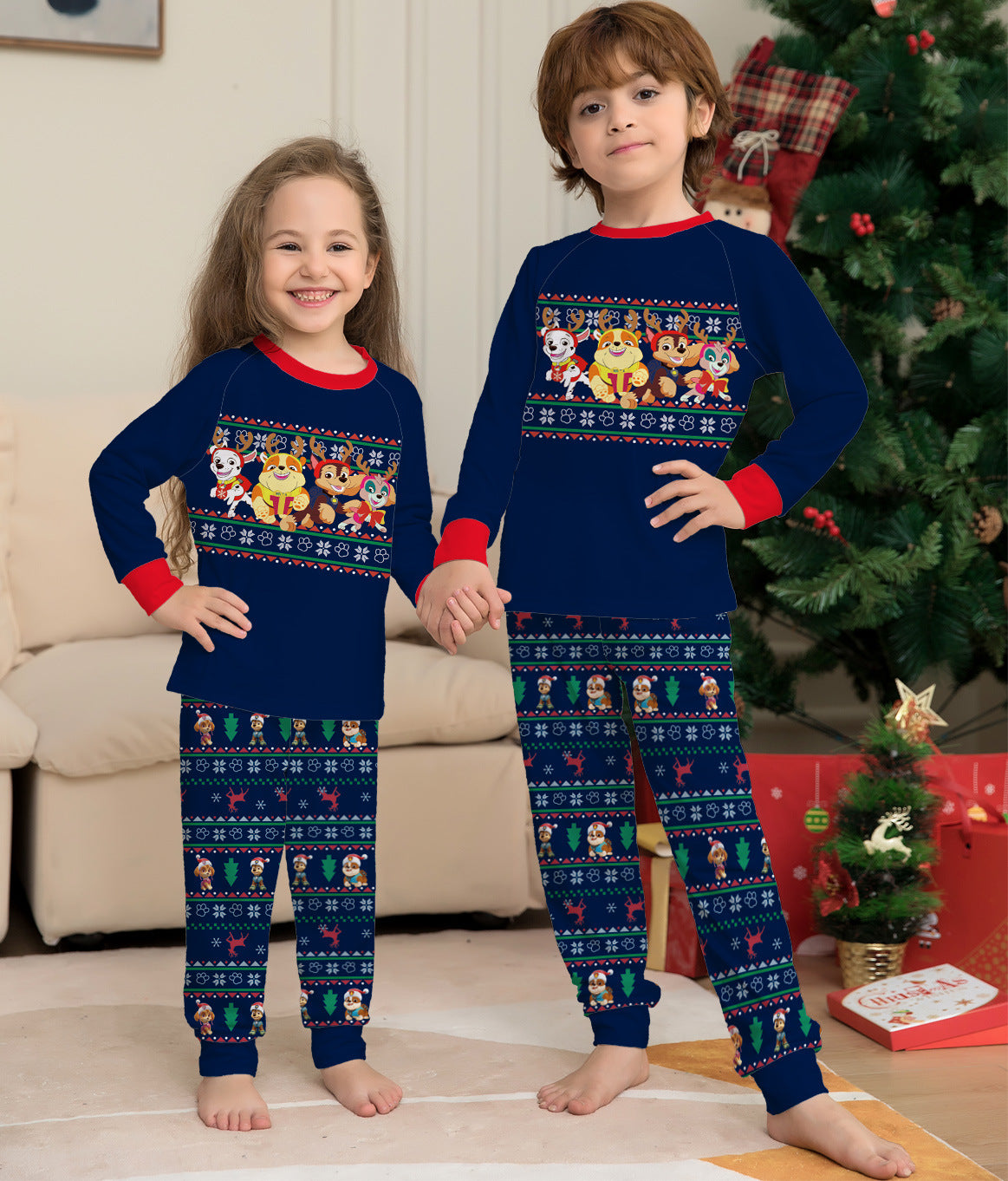 Ensemble de pyjamas assortis pour famille de Noël imprimés d'élans de dessin animé