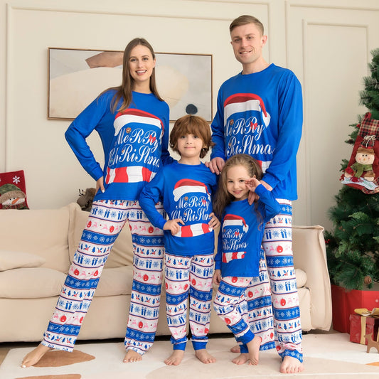 Passender Familien-Pyjama-Satz mit Weihnachtsmütze und Aufdruck