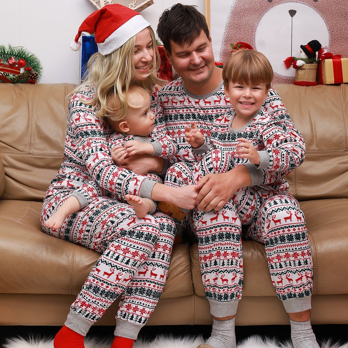 Klassisches, weihnachtlich bedrucktes, passendes Pyjama-Set für die ganze Familie