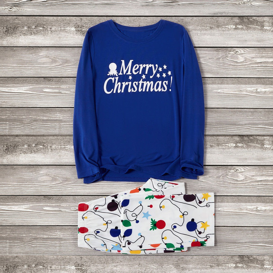 Passendes Familien-Pyjama-Set mit Aufdruck „Merry Christmas“.