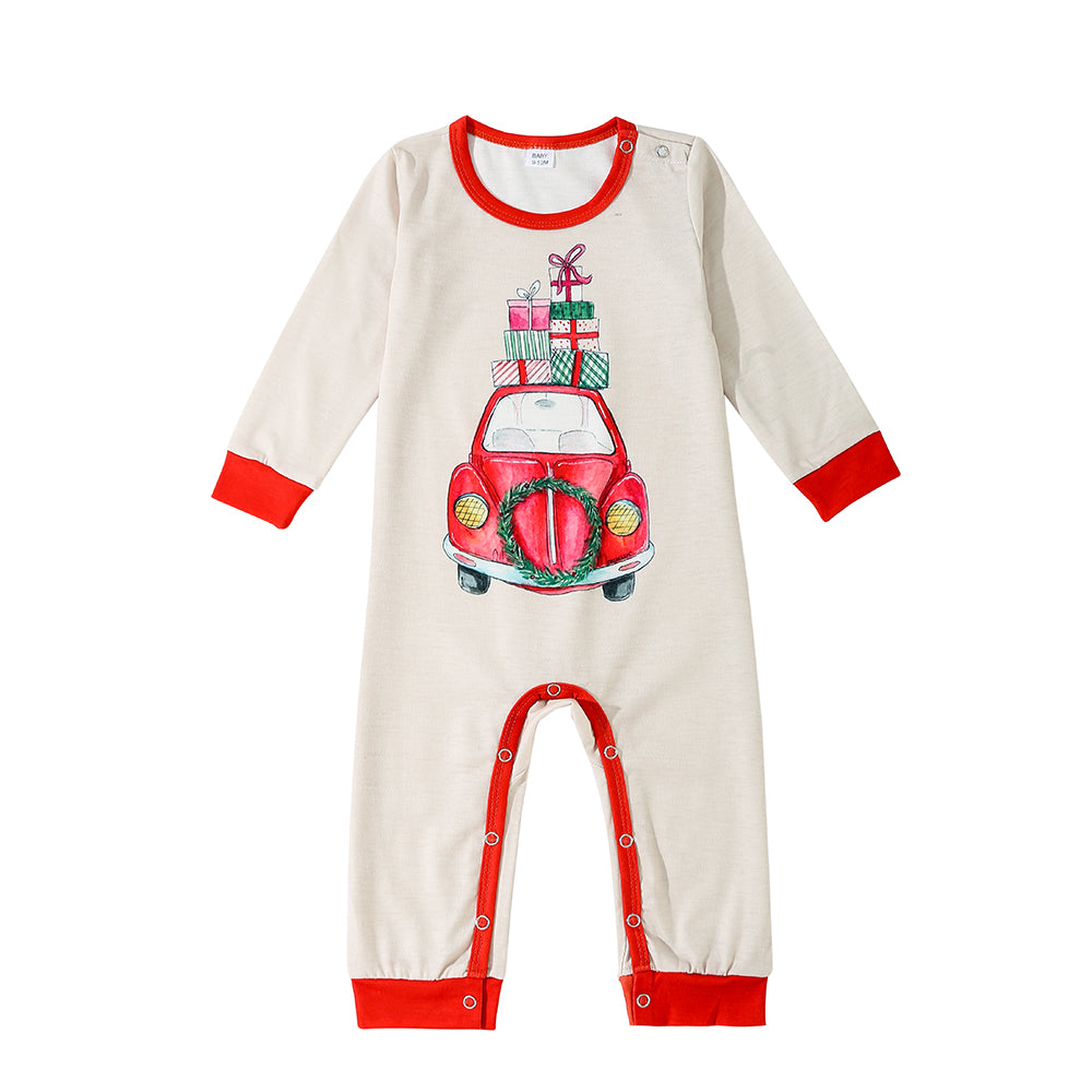 Passendes Familien-Pyjama-Set mit Aufdruck „Merry Christmas Cars“.