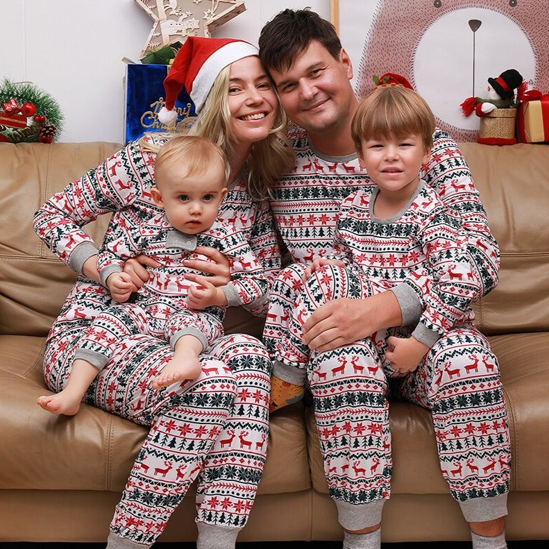 Klassisches, weihnachtlich bedrucktes, passendes Pyjama-Set für die ganze Familie