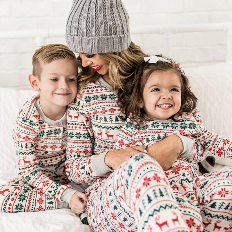 Klassisches, weihnachtlich bedrucktes, passendes Pyjama-Set für die ganze Familie