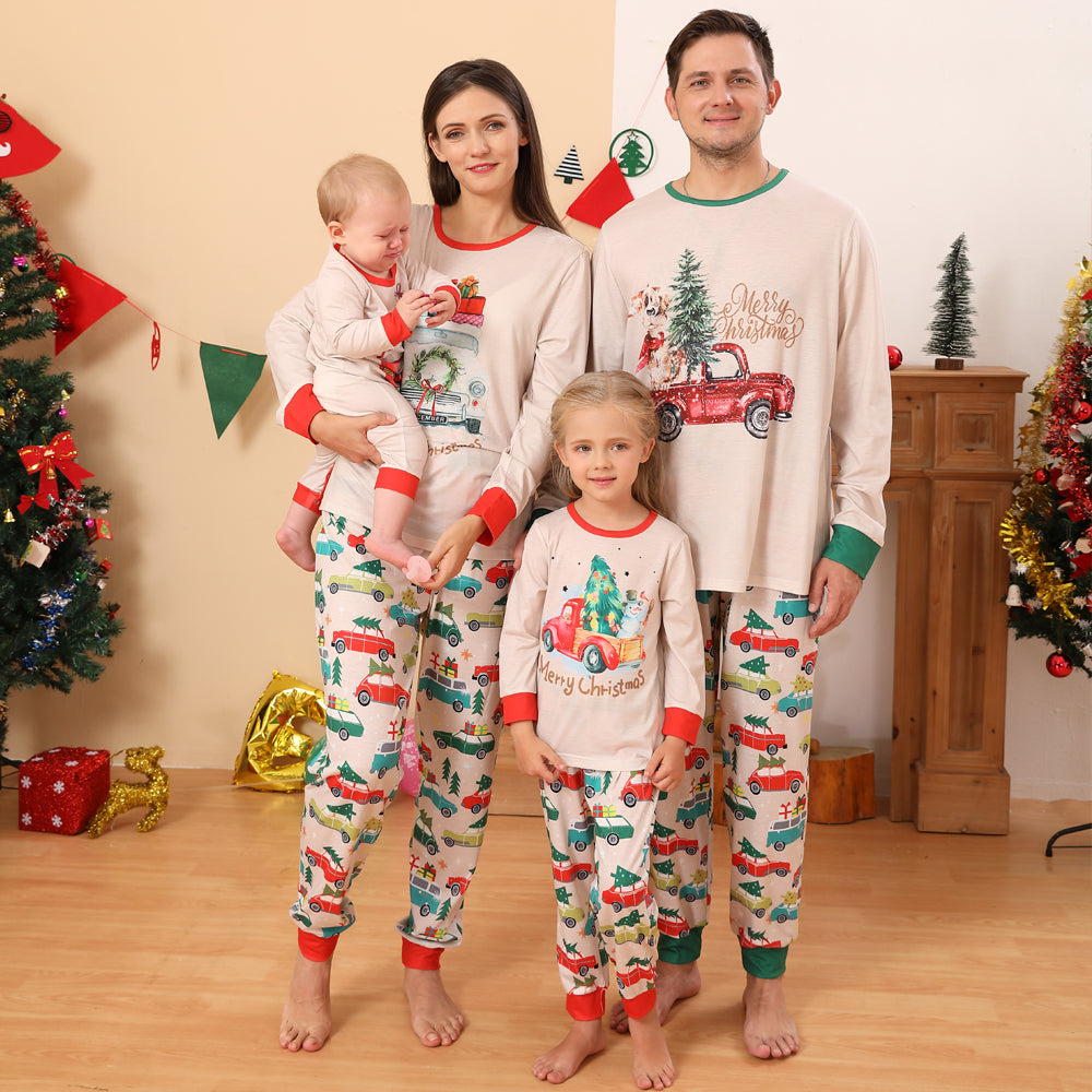 Passendes Familien-Pyjama-Set mit Aufdruck „Merry Christmas Cars“.