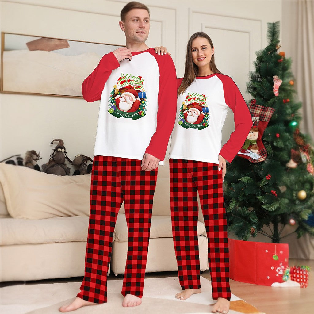 Familien-Schlafanzug-Set mit Aufdruck „Merry Christmas Santa“.