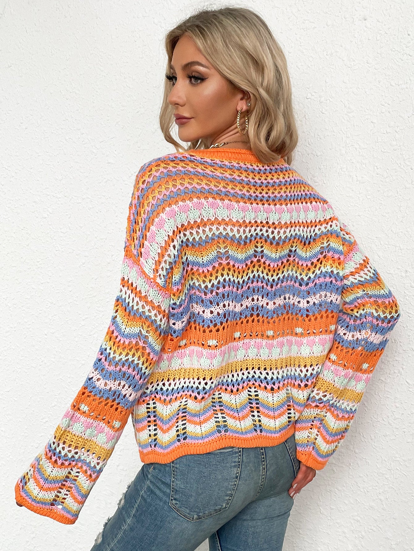 Modischer Strickpullover mit Regenbogenstreifen und ausgehöhltem Muster