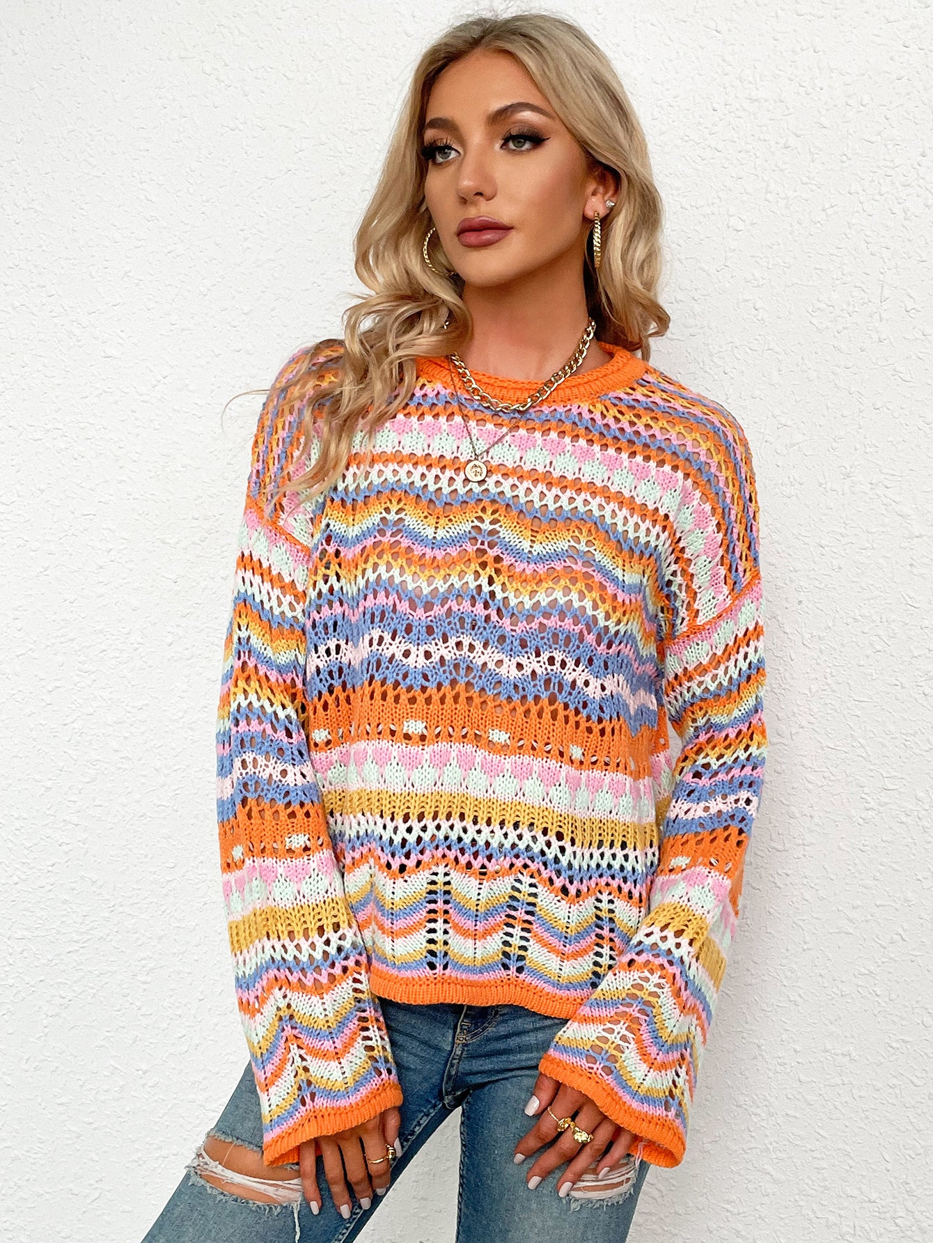 Modischer Strickpullover mit Regenbogenstreifen und ausgehöhltem Muster