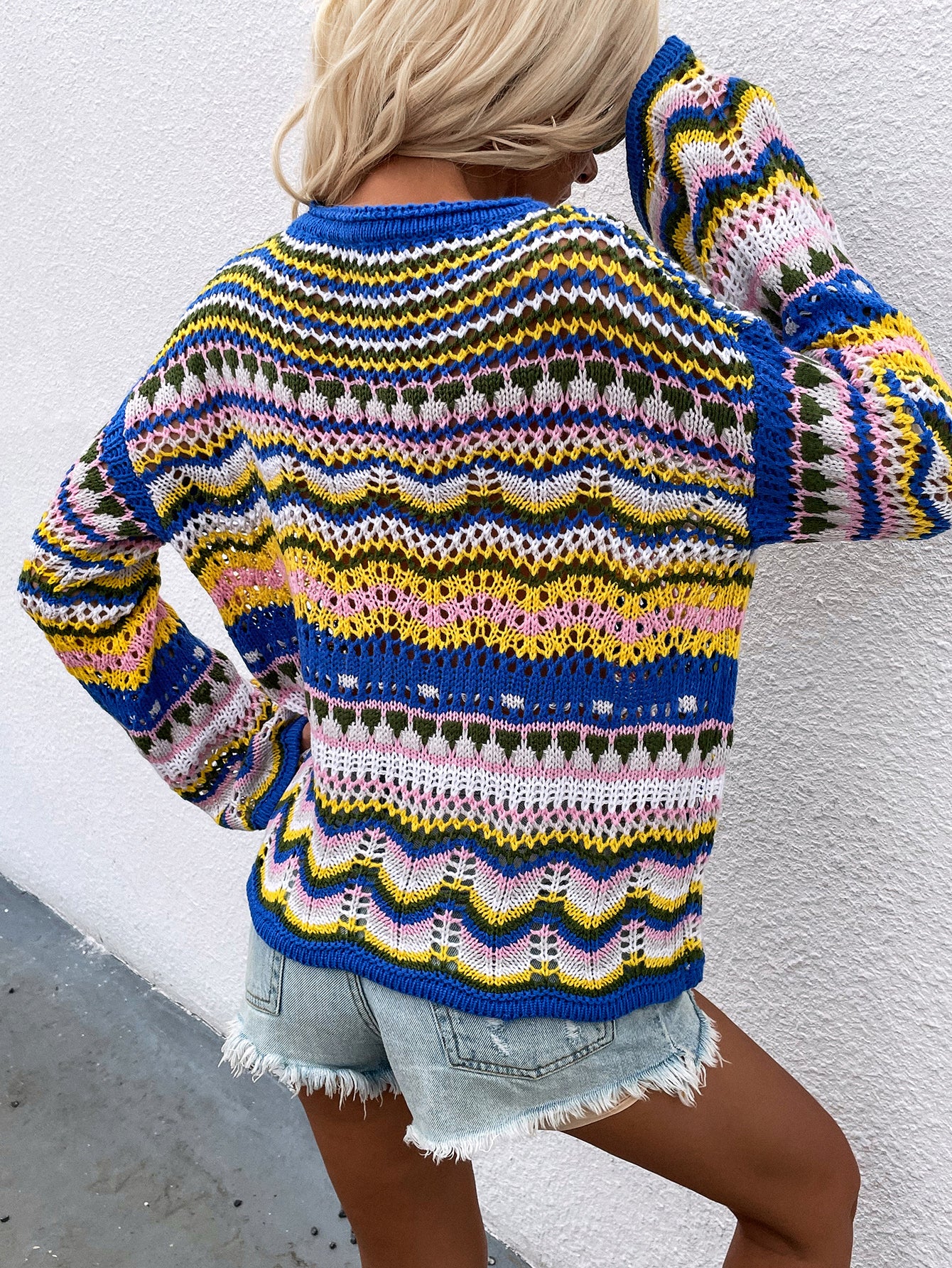 Modischer Strickpullover mit Regenbogenstreifen und ausgehöhltem Muster