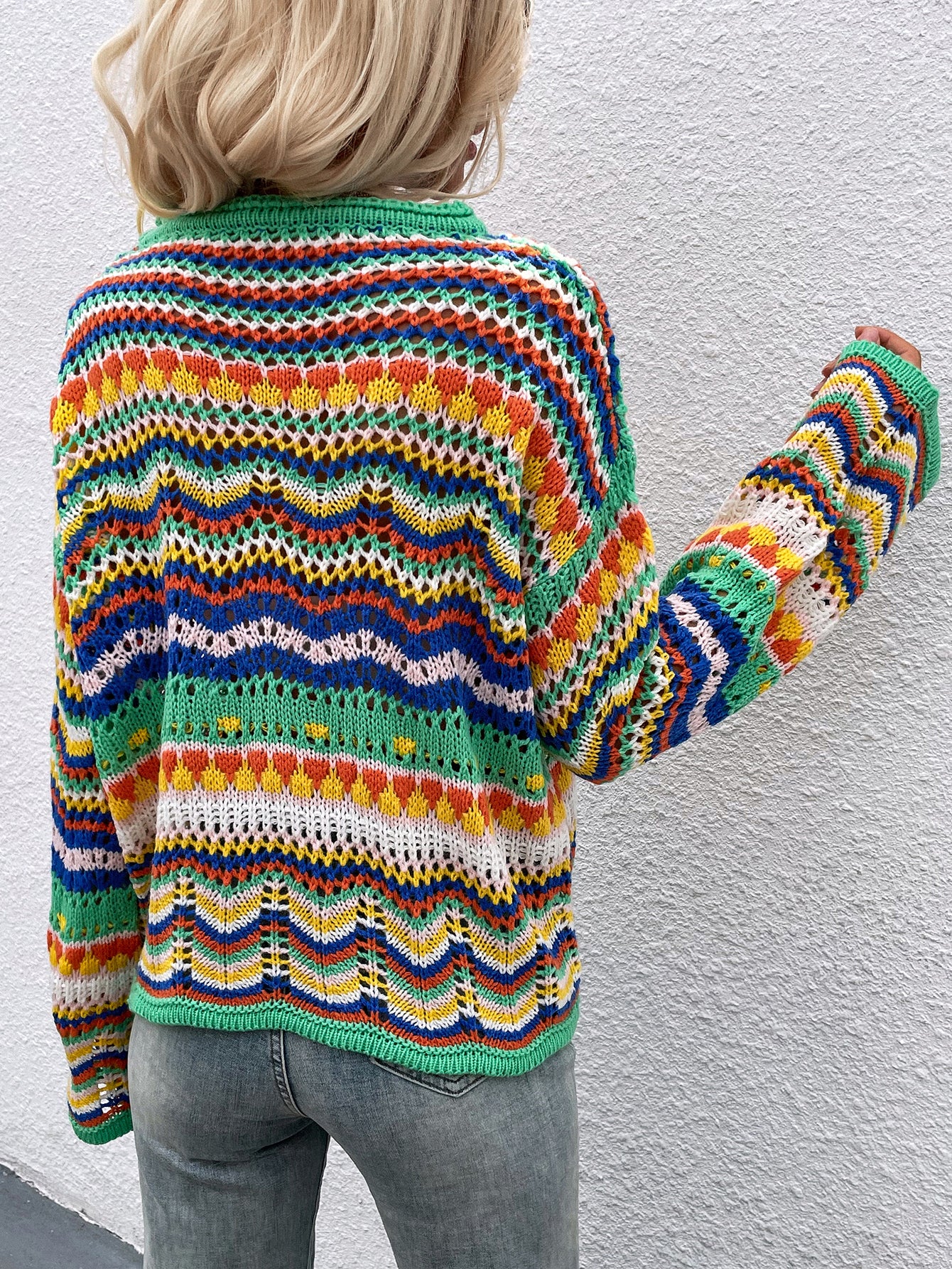 Modischer Strickpullover mit Regenbogenstreifen und ausgehöhltem Muster