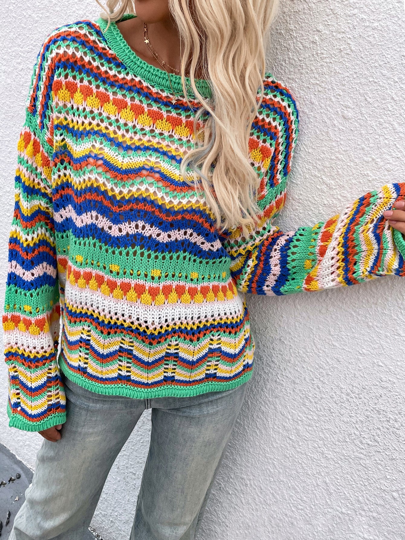 Modischer Strickpullover mit Regenbogenstreifen und ausgehöhltem Muster