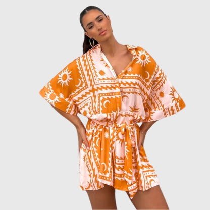 Strampler mit Boho-Grafik und Schnürgürtel