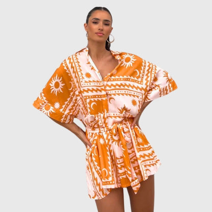 Strampler mit Boho-Grafik und Schnürgürtel