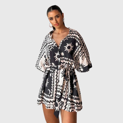 Strampler mit Boho-Grafik und Schnürgürtel