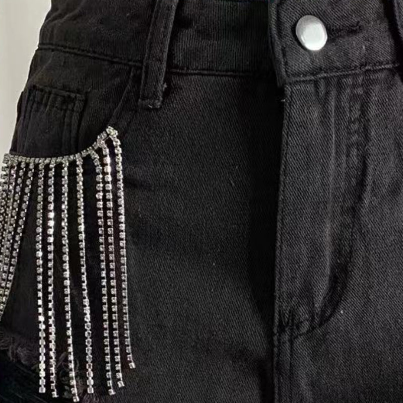 Lässige, zerrissene Jeansshorts mit Kette und Quasten