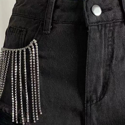 Lässige, zerrissene Jeansshorts mit Kette und Quasten