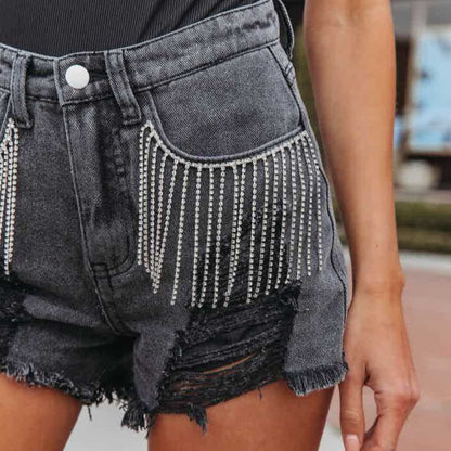 Lässige, zerrissene Jeansshorts mit Kette und Quasten