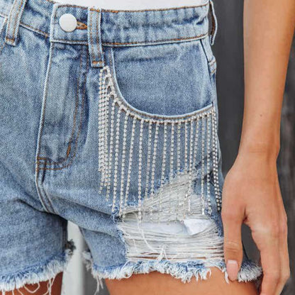 Lässige, zerrissene Jeansshorts mit Kette und Quasten