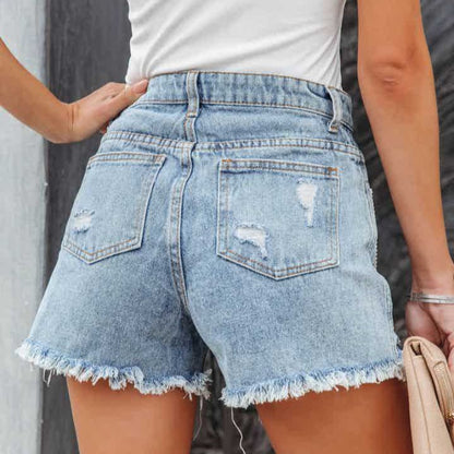 Lässige, zerrissene Jeansshorts mit Kette und Quasten