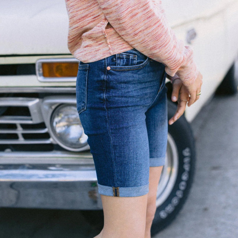 Lässige, schmal geschnittene Curling-Jeans-Shorts