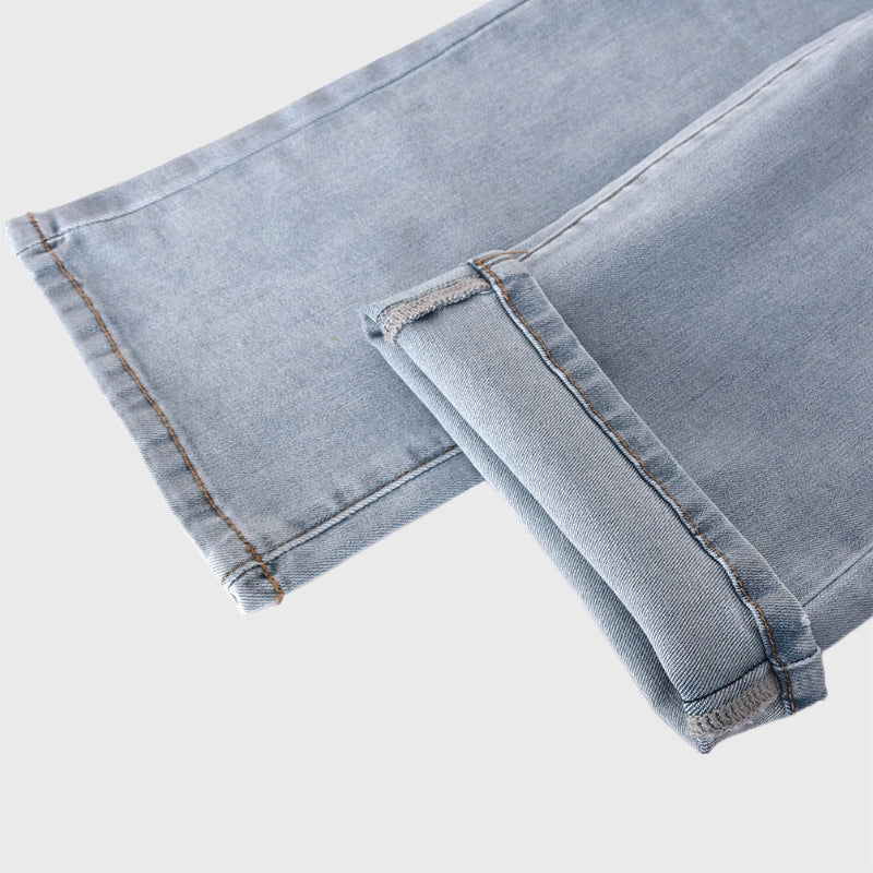 Stretchige Denim-Jeans mit Kreuzaufnähern