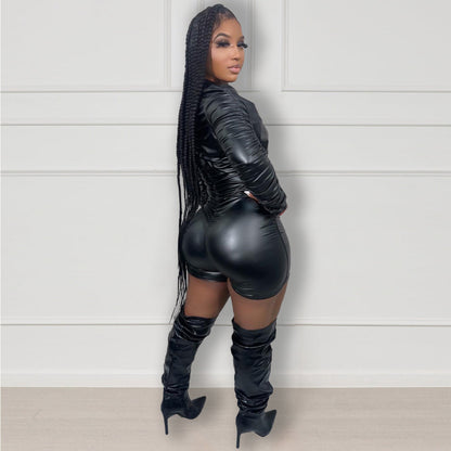 Langärmeliger, plissierter, elastischer Strampler aus Kunstleder