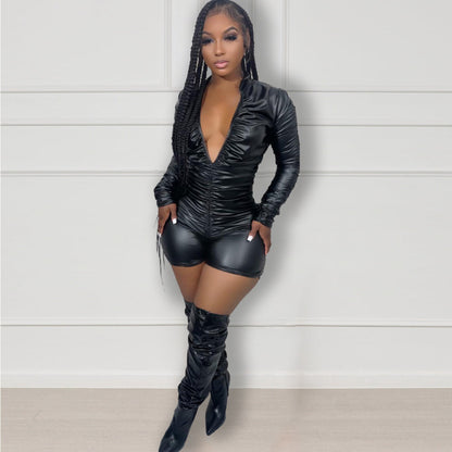 Langärmeliger, plissierter, elastischer Strampler aus Kunstleder