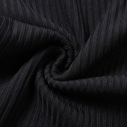 Langärmliger, schmal geschnittener, kurzer Strampler