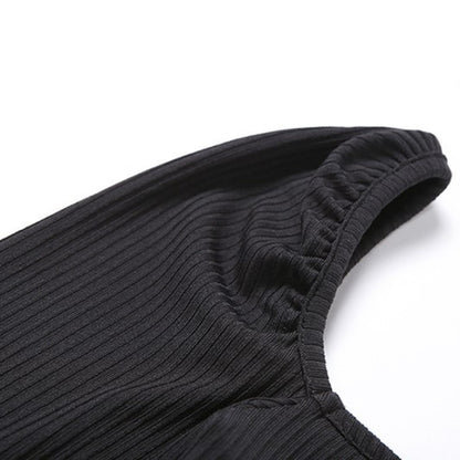 Langärmliger, schmal geschnittener, kurzer Strampler