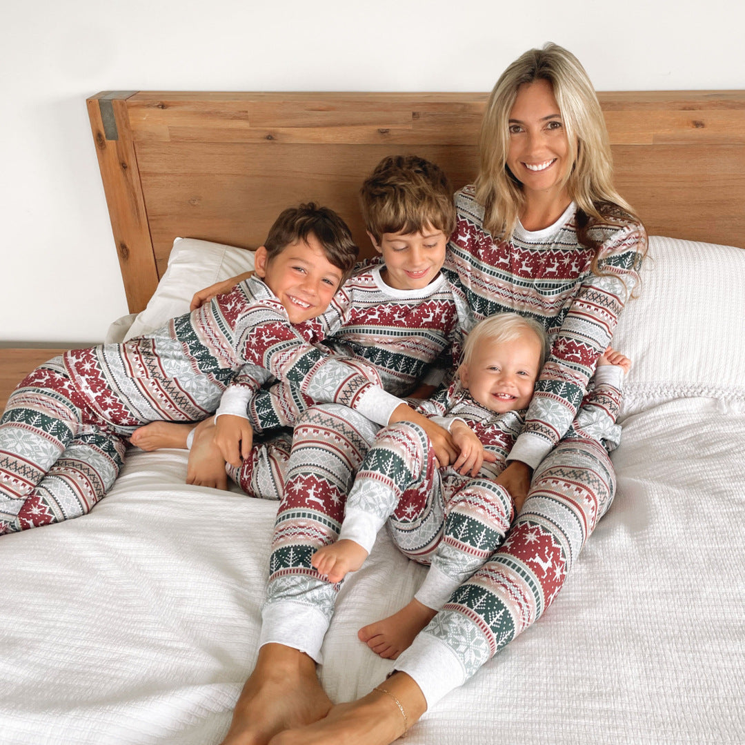 Familien-passendes Pyjama-Set mit Weihnachtsmuster