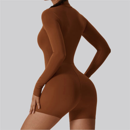 Strampler mit offenem Kragen und langen Ärmeln und Reißverschluss