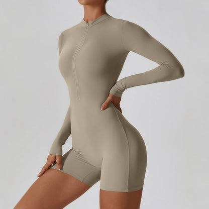 Strampler mit offenem Kragen und langen Ärmeln und Reißverschluss