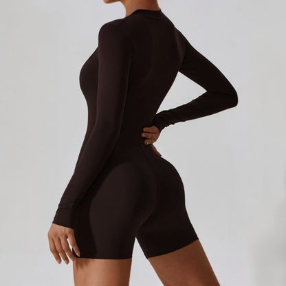 Strampler mit offenem Kragen und langen Ärmeln und Reißverschluss