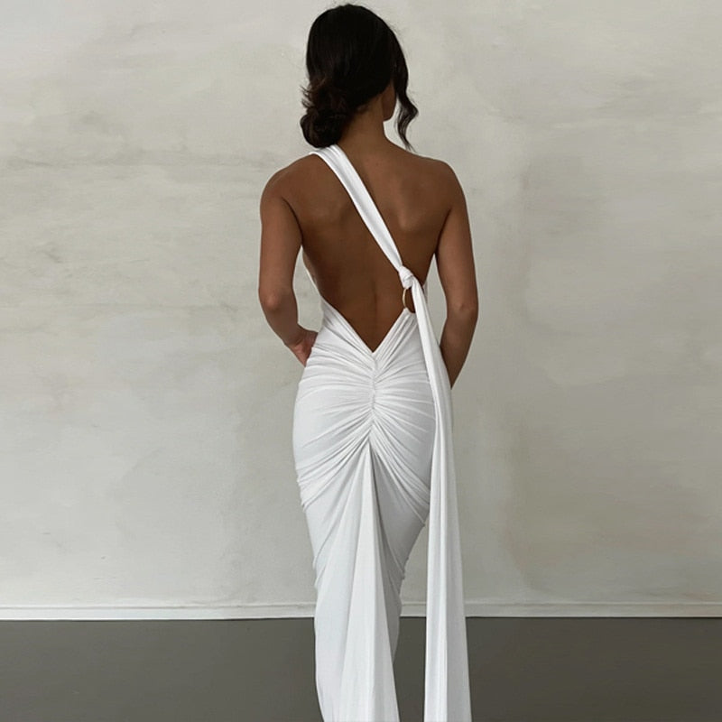 Robe longue dos nu à épaules obliques