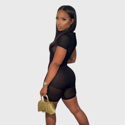 Gestrickter kurzer Strampler mit kurzen Ärmeln und Reißverschluss