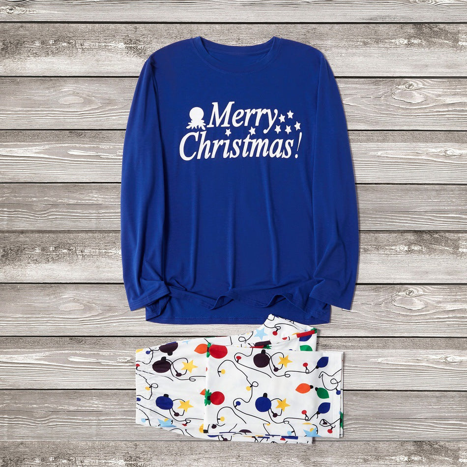 Passendes Familien-Pyjama-Set mit Aufdruck „Merry Christmas“.