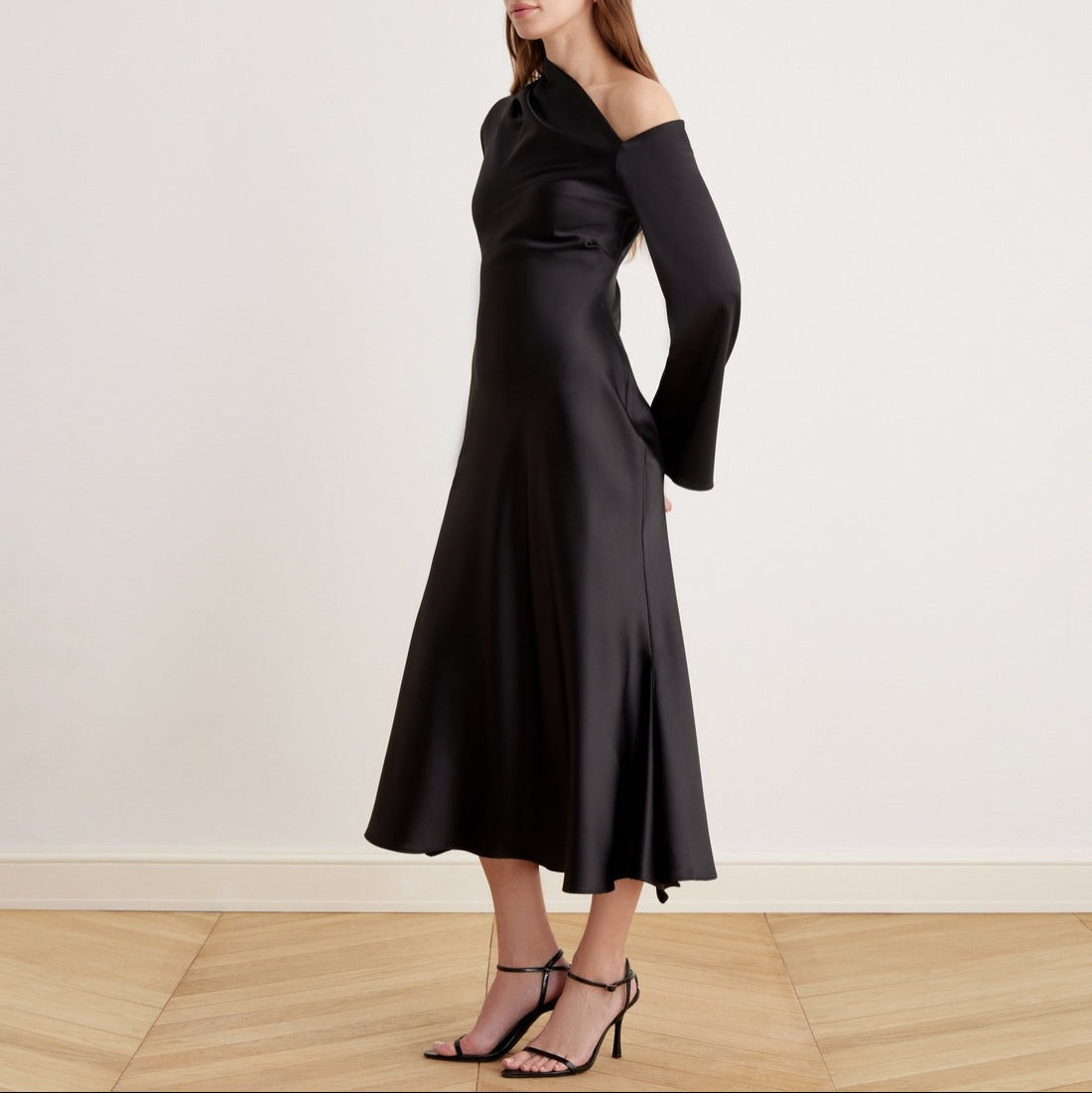 Robe midi élégante en satin à épaules nues