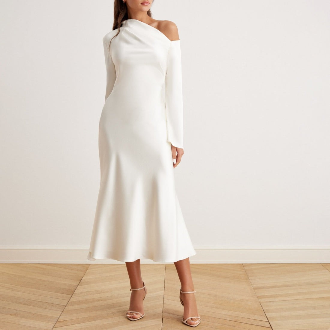 Robe midi élégante en satin à épaules nues