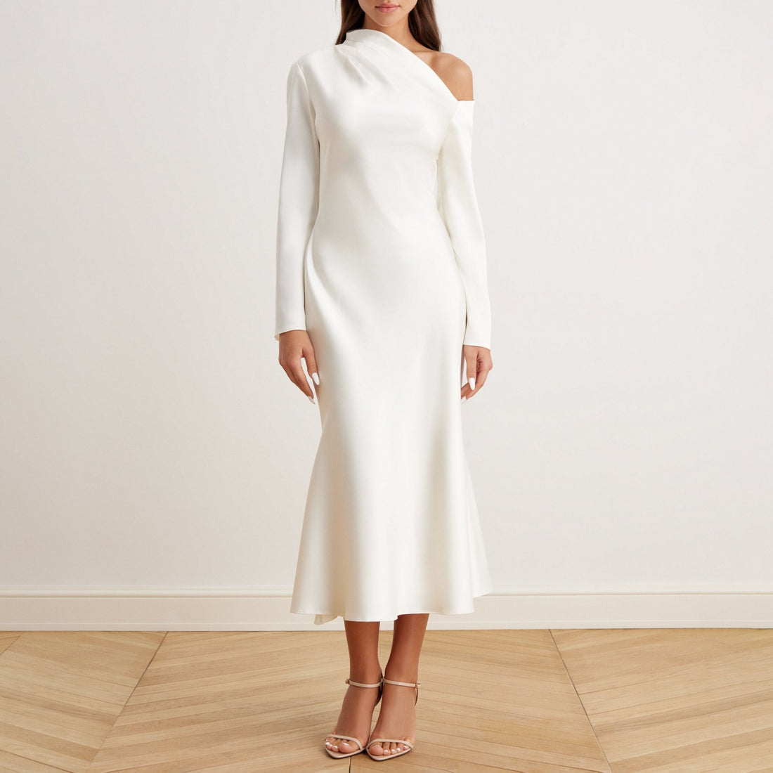 Robe midi élégante en satin à épaules nues