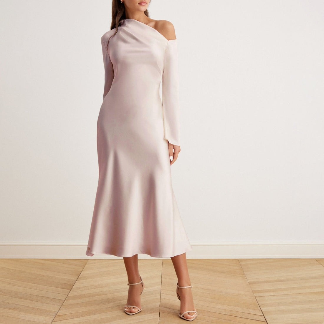 Robe midi élégante en satin à épaules nues